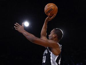 毫无准心！哈里森-巴恩斯上半场7中1得9分2板 罚球6中6